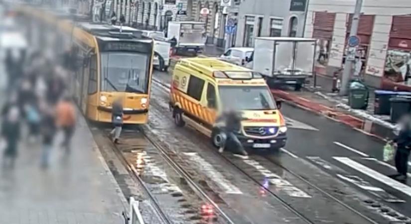 Elképesztő videón, ahogy egy mentő majdnem elüt egy figyelmetlen gyalogost