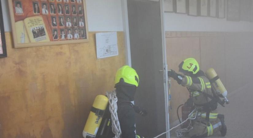 Tűz a szertárban, eltűnt két iskolás - helyszínen a tűzoltók - fotó!