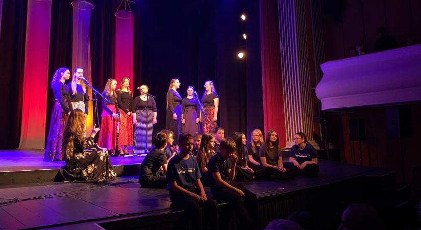 Telt ház, vastaps és megható pillanatok: jubileumot ünnepelt a 30 éves Szent László ÁMK  fotók, videó