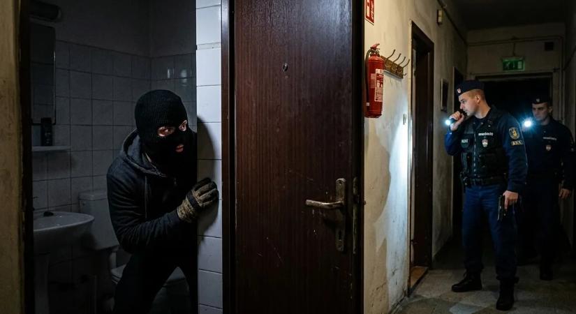 Az oviban sincs ilyen: rendőrökkel bújócskázott, majd a fürdőszobában csípték nyakon a körözött bűnözőt