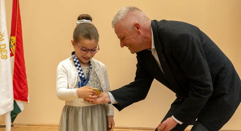 FIA Elnöki Érmet kapott a fiatal hajdú-bihari gokartversenyző