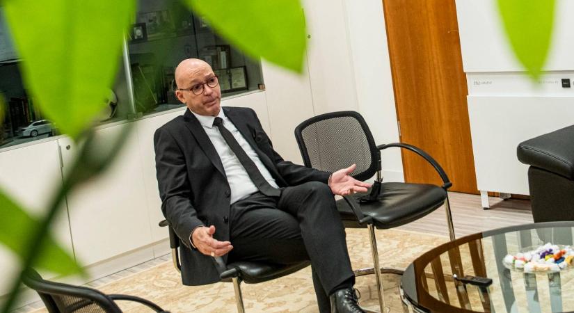 Péterfalvi Attila azt állítja, ő nem pezsgőzött Orbán Viktorral, Magyar Péterrel viszont talán igen