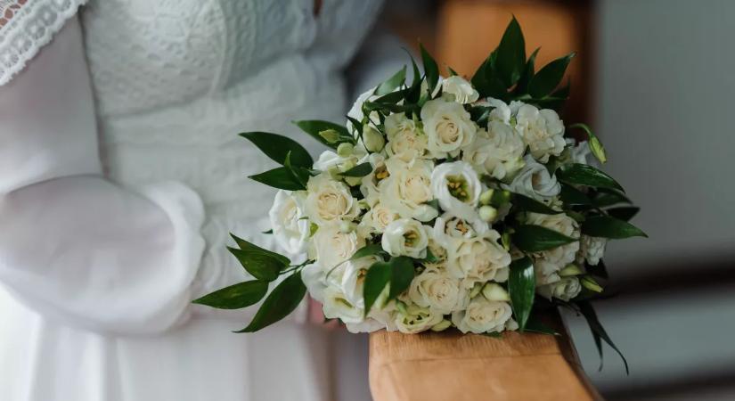 A menyasszony vízbe dobta a csokrot, amikor lenéztek a hídról nem hittek a szemüknek