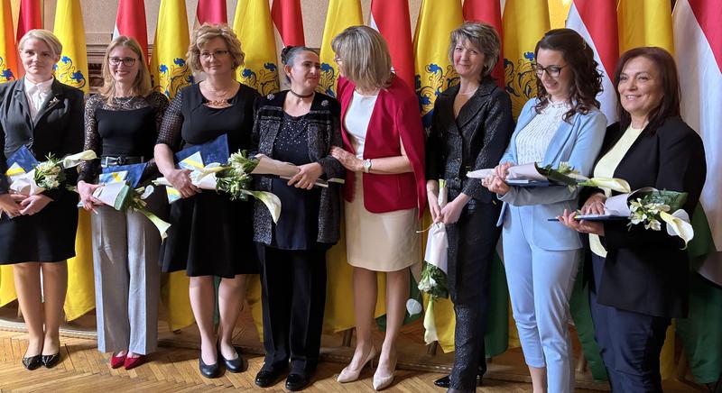 Akik a legkisebbeket óvják, nevelgetik