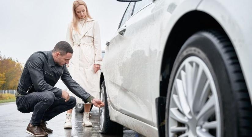 Bosszúból kiszúrta az autó kerekét és a hűtőrácsot – vádat emeltek a dombóvári férfi ellen