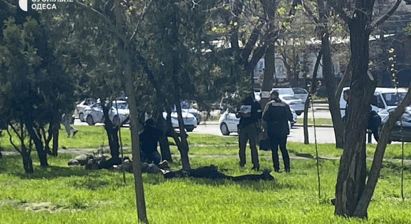 Autós üldözés és fegyverhasználat után fogott el nyolc toborzótisztet és egy rendőrt az SZBU Odesszában