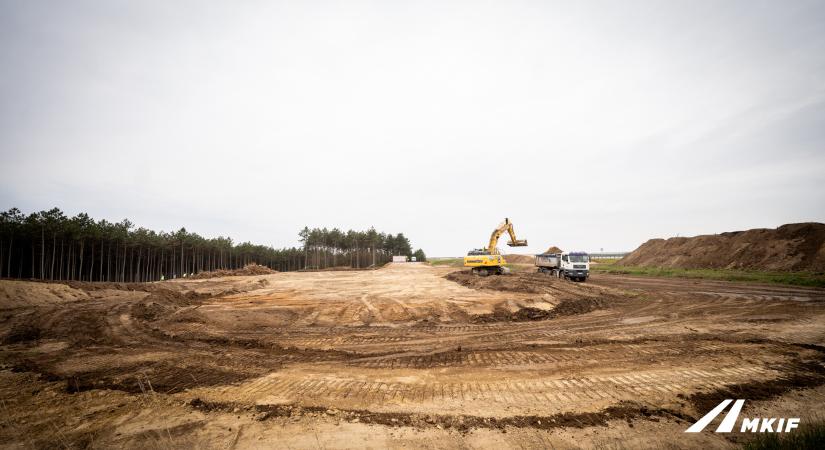 Régészeti felügyelet mellett zajlik a munka az M4-es monori pihenőhelyén
