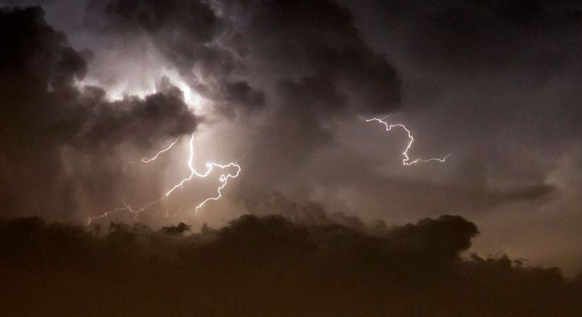 Az ország közepén bedörrenhetnek a tavaszi zivatarok, sárgán villog a térkép