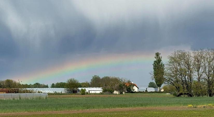 Mesébe illő szivárvány ragyogott Domaszék felett – olvasónk kapta el a pillanatot