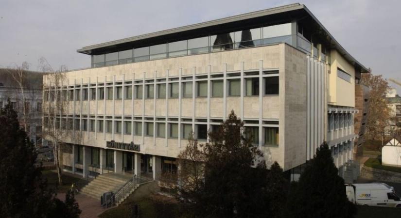 Így lett Lónya szülötte a hazai köztéri szobrászat meghatározó alakja – vetítés és pódiumbeszélgetés a könyvtárban