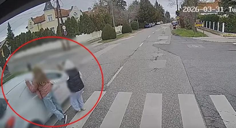 Videó: nekiszaladt az érkező autónak a gyalogos, mégis a gépkocsi sofőrje hibázott!