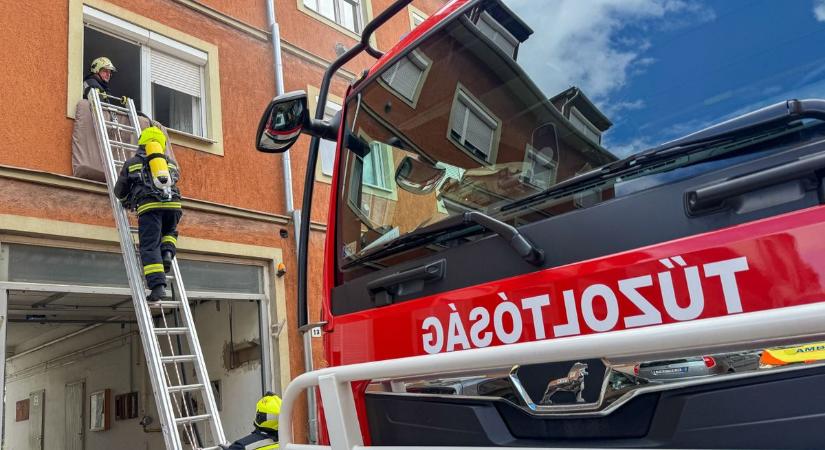 Tűzhelyen maradt az étel, lakástűz miatt kellett riasztani a tűzoltókat (galéria, videó)