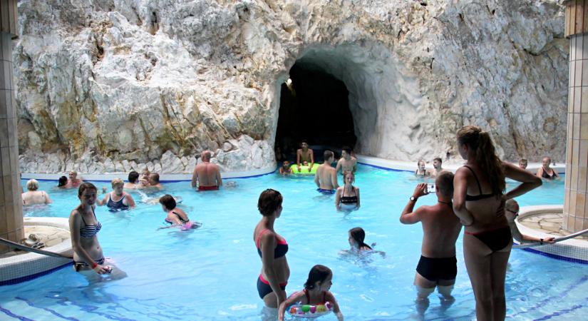 Elkészült a miskolctapolcai barlangfürdő tetőszerkezete