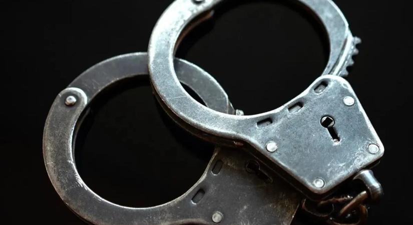 Kamu temetéssel szedték le az áldozatokat, majd késsel fenyegetőztek