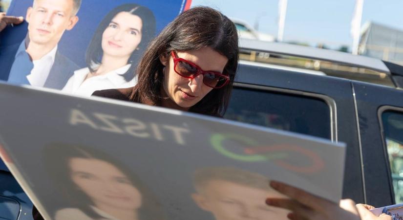 Kampányplakátjaikat dedikálták a Tisza nyertes képviselői, Nagy Márta fontos üzenetet is közzétett (képgaléria)