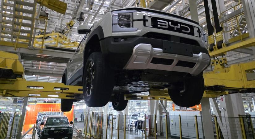 Felkészül Szeged: megnéztük a BYD medencés és versenypályás legnagyobb kínai gigagyárát