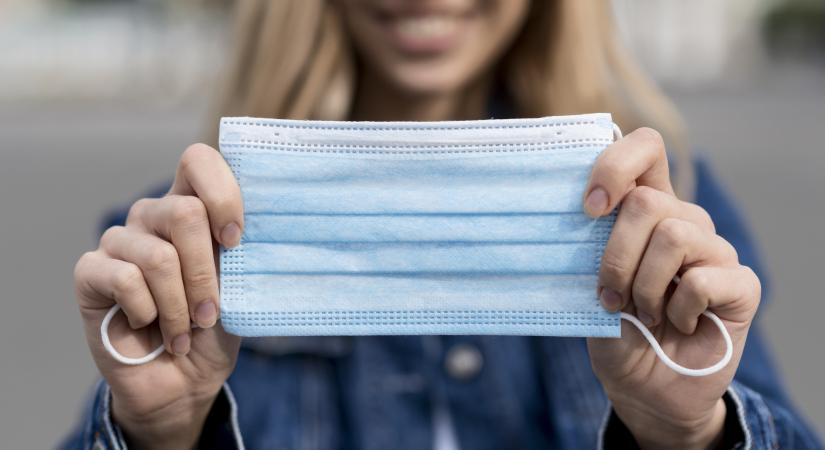 Maszkviselés: enyhítettek a szabályokon Debrecenben