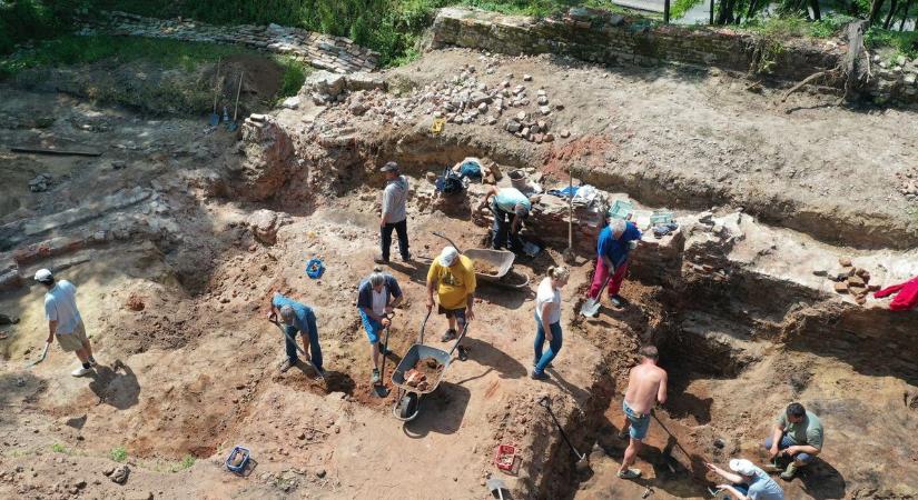 Folytatódik a berzencei vár feltárása, önkéntesek jelentkezését várják