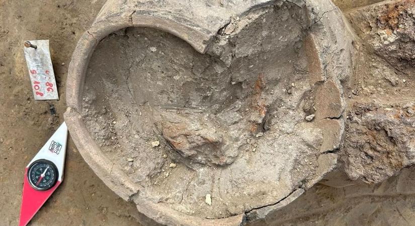 Sokkoló! Csontvázakra, Árpád-kori edényekre bukkantak az egykori téglagyár területén Debrecenben