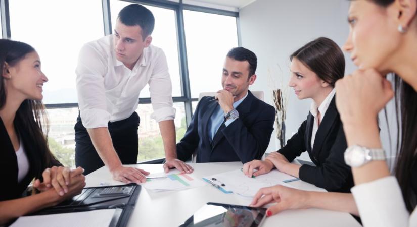 Bizakodnak a munkahelyi előrelépésben a fiatalok