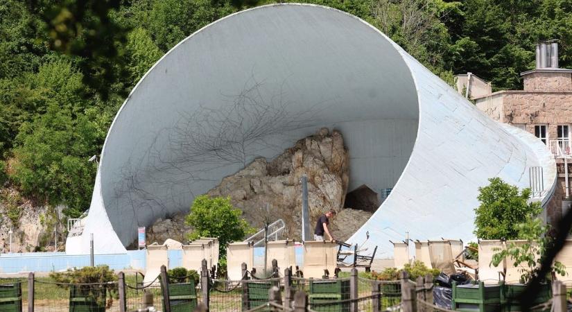 Leégett a magyarok kedvelt fürdője – évekig javították, már kezd formát ölteni