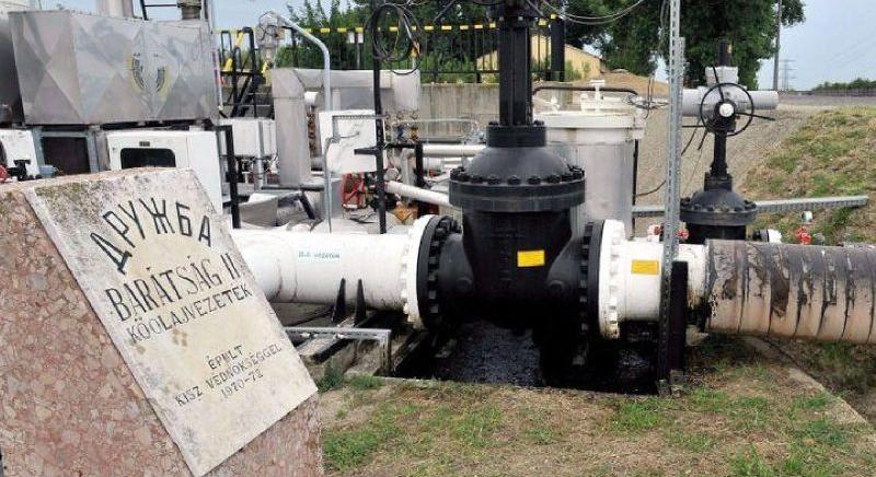 Putyin fityiszt mutat a Barátság kőolajvezeték felhasználóinak