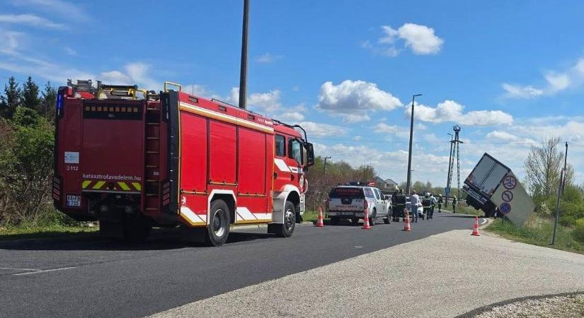 Pihenőből rémálom lett: árokban ébredt a kamionos a 8-as főúton ( helyszíni fotók)