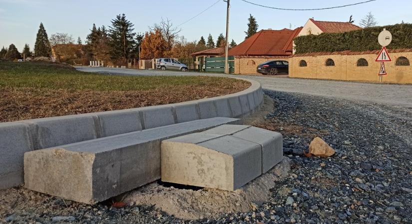 Több szombathelyi parkolót és utcát is lezárnak az azbeszt-veszély miatt