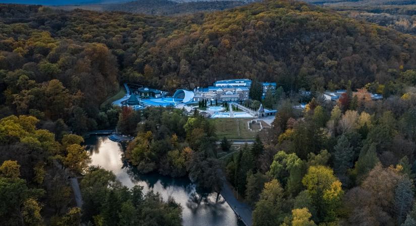 Elkészült a leégett miskolci barlangfürdő tetőszerkezete