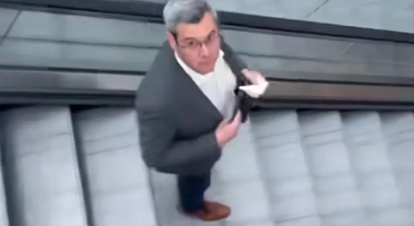 Az anyádban! – kiabálta felfelé a mozgólépcsőn Takács Péter arra a kérdésre, hogy „Hol a nyolcmillárd?”