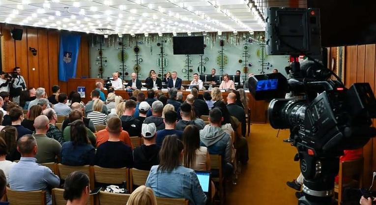 Azbeszthelyzet Szombathelyen: lakossági fórumot tartottak a Városházán