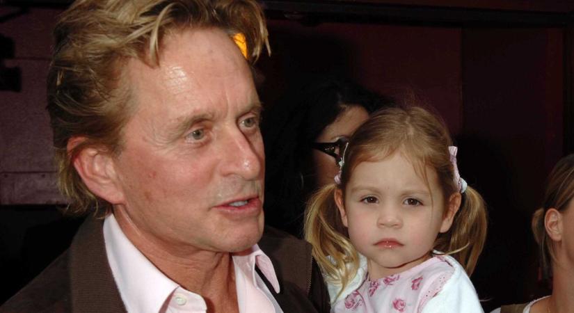 Gyönyörű volt kicsinek és felnőtt, most 23 éves. Michael Douglas lánya kinézete, mint az álom. Így öleli apját nagy szeretettel