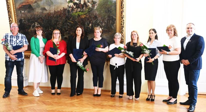 Tapsvihar tört ki a városházán, mikor bemondták, kik kapták a rangos elismeréseket – galériával