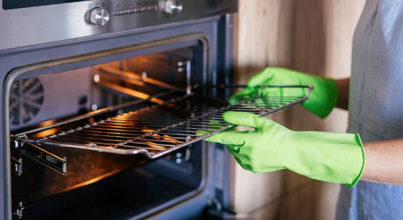 Kínszenvedés a zsíros sütőrács megtisztítása? Íme egy filléres trükk, amihez még szódabikarbóna sem kell