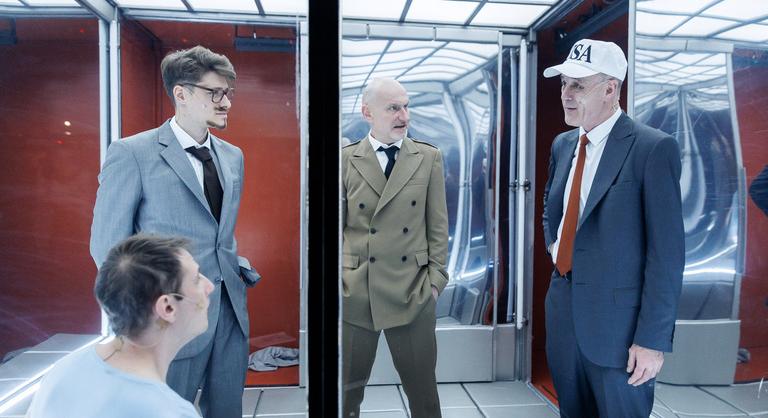 Fejhallgatón követhetjük a világkatasztrófát, nem sokan menekülnek meg