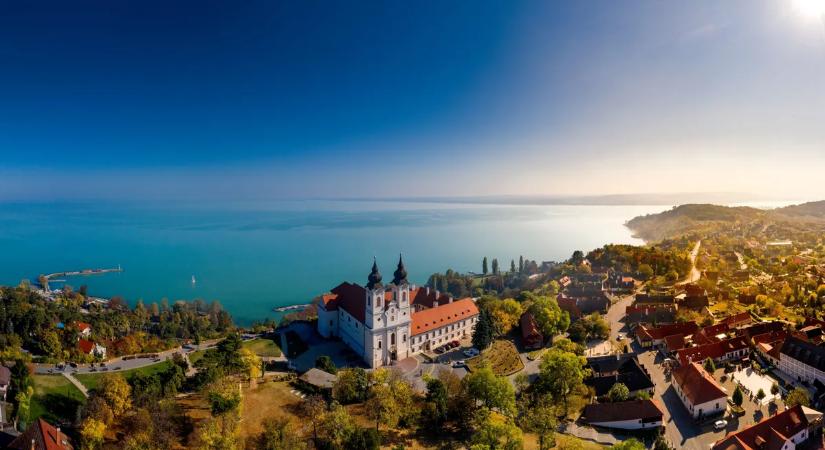 Trópusi hínár lepte el a Hévízi‑kifolyót – veszélyben lehet a Balaton is