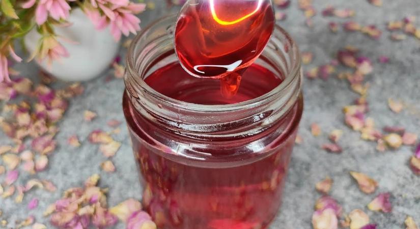 Megvan a 2026-os nyár új slágere: ez a házi rózsaszörp lepipálja a drága bolti üdítőket