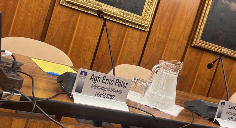 Ágh Ernő fideszes önkormányzati képviselő nem vett részt a mai azbeszt-helyzet miatt összehívott rendkívüli szombathelyi testületi ülésen