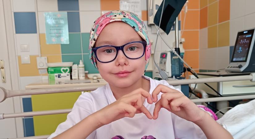 Igazi hősként küzd a leukémiával Zsófi: a nyolcéves kislány magától vágatta le a haját
