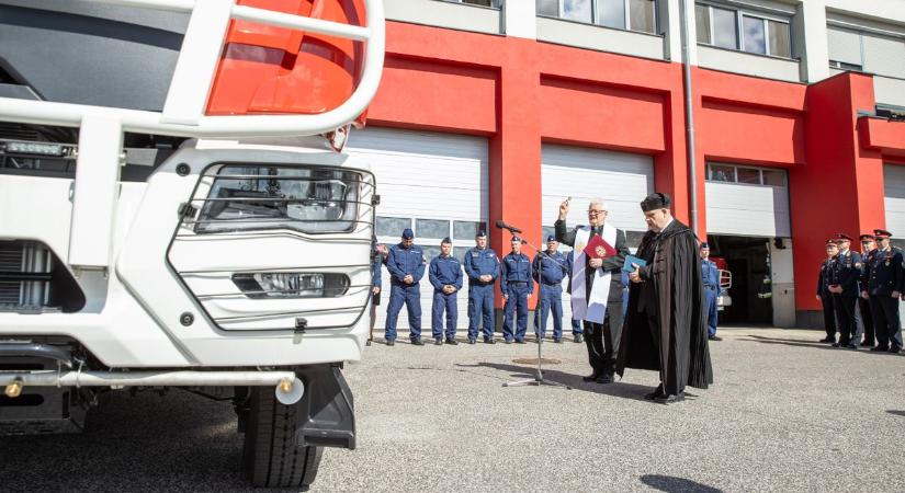 Ezt az új tűzoltóautót most állították szolgálatba Fehérváron – brutális, mire képes (galéria)