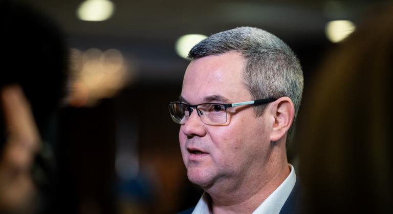 „Anyádban!” – mondta Takács Péter, miután megkérdezték tőle, hol van a nyolcmilliárd forint