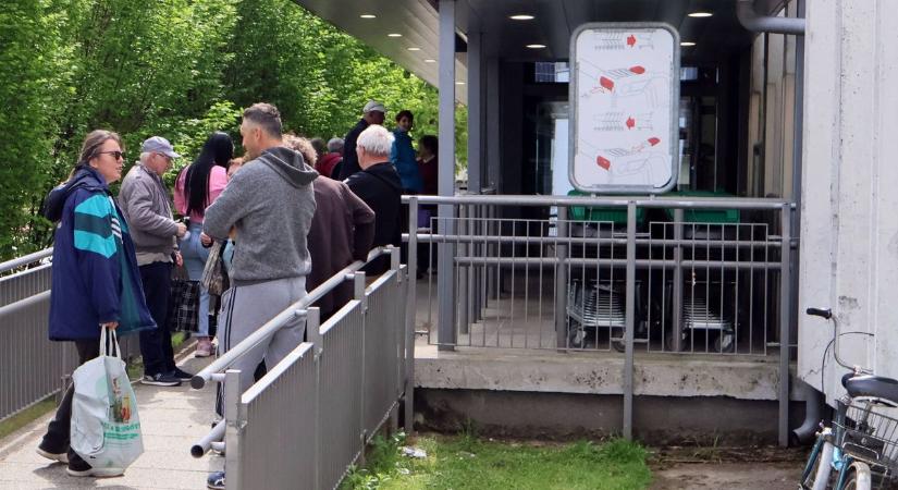 Már a nyitás előtt sorban álltak az emberek az új üzlet bejárata előtt (fotók)