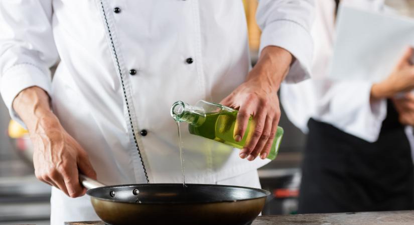 A profi séfek sosem teszik ezt a serpenyővel rögtön a sütés után, különben hamar tönkremegy