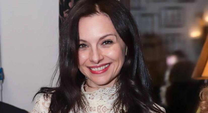 Az 51 éves Zséda dekoltázsa a melle alá ért: brutál kihívó ruhát vállalt be