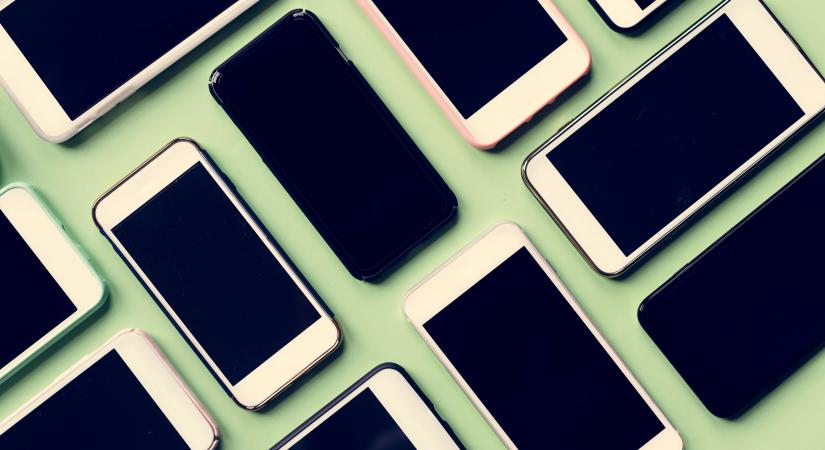 2027-től az EU bevezetné a cserélhető, hosszabb üzemidejű akkumulátorokat a telefonokban