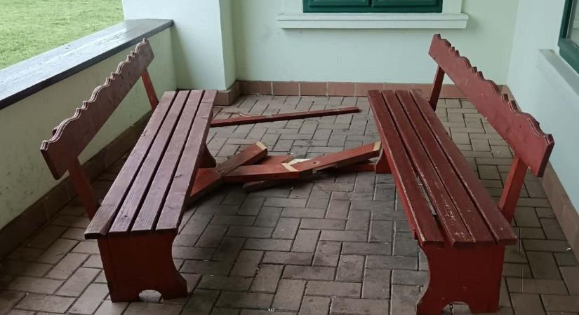 Szétverték a padokat, asztalokat a vendéglő teraszán – meglesznek a tettesek?
