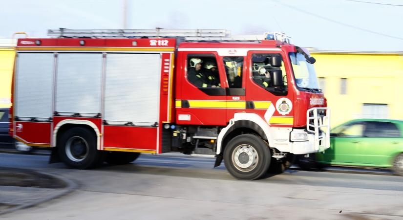 Dráma Kölesdnél: a feleség bennégett az autóban, a férj ki tudott menekülni, miután felborultak