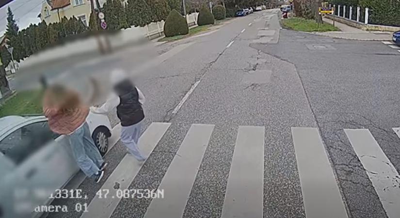 Centiken múlt a tragédia, egy veszprémi busz kamerája rögzítette (videó)