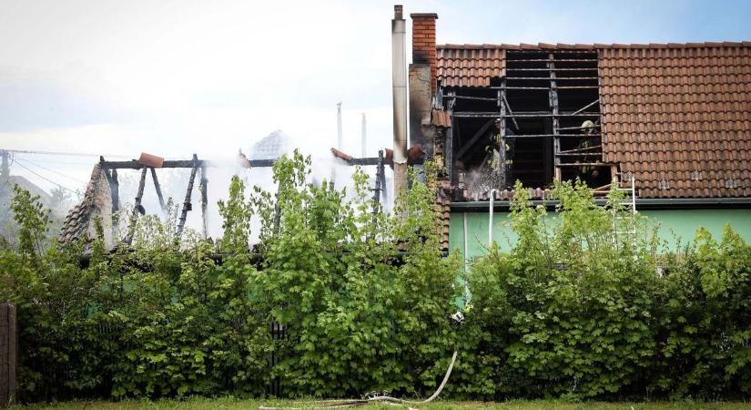 Három város tűzoltóit riasztották egy tolnai családi házhoz (fotók)