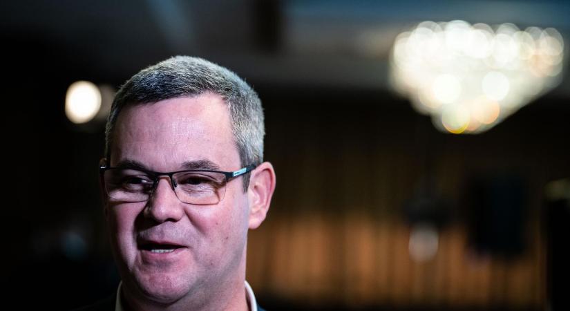 „Anyádban!” – válaszolta Takács Péter, amikor megkérdezték tőle, hol van nyolcmilliárd forint közpénz, aztán feljelentést tett